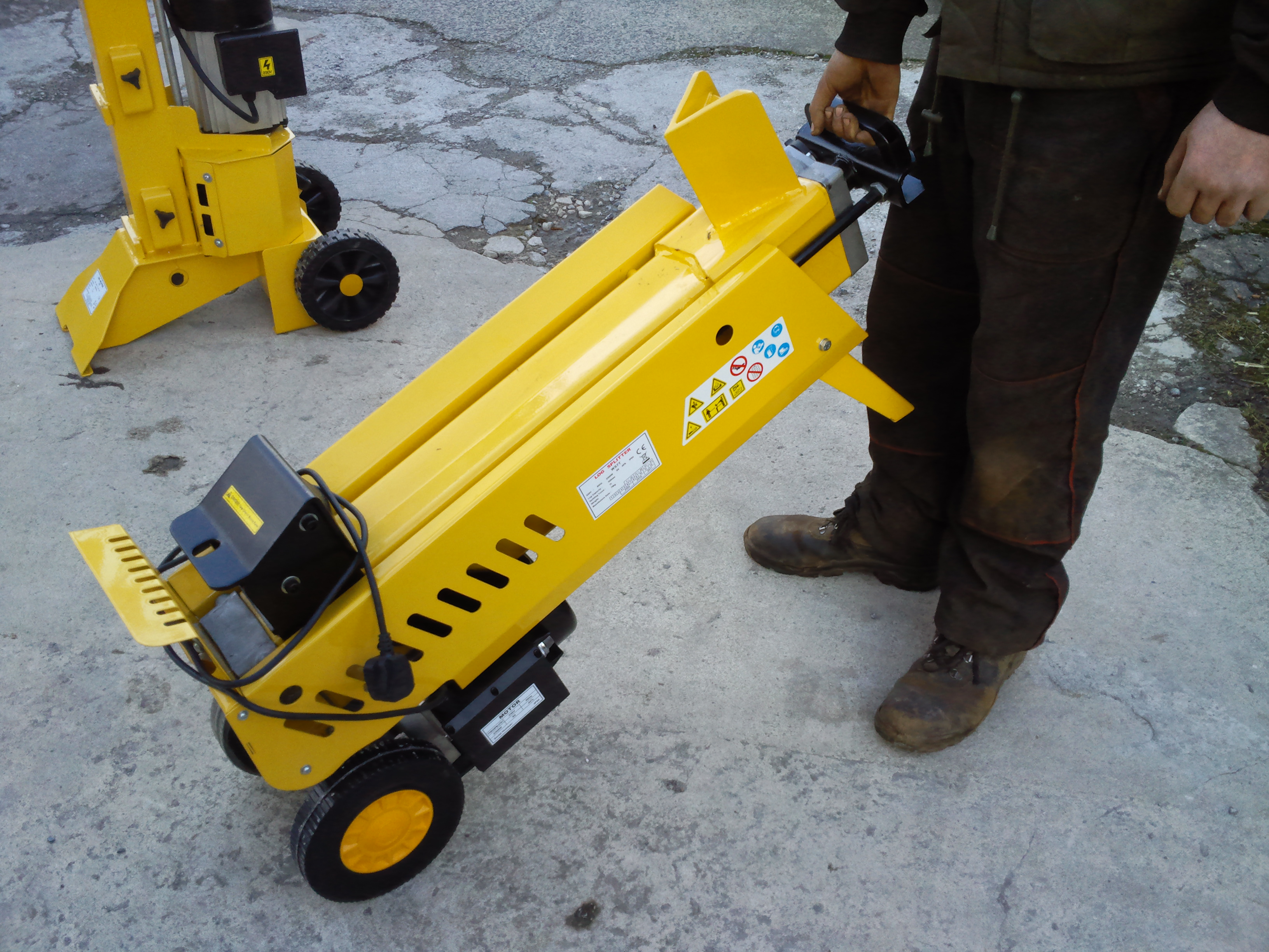 7 ton splitter log Davies horizontal log Implements Gwaza electric splitter 7 ton splitter log Davies horizontal log Implements Gwaza electric splitter