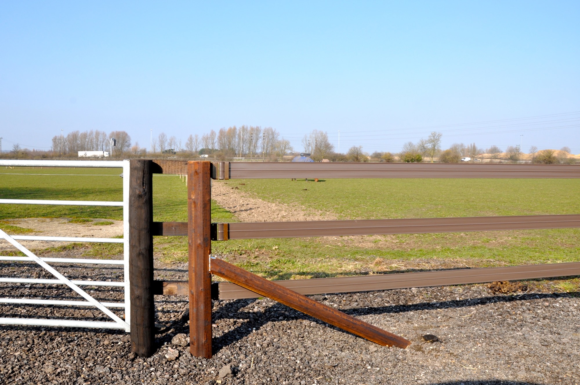 Octoposts with horse rail system (2)